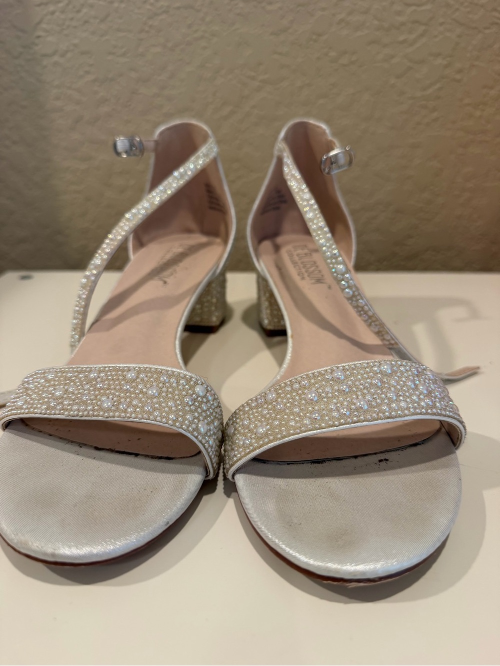 De Blossom Collection Ivory Pearl-Embellished Block Heel Sandals